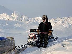 Un inuit avec une motoneige